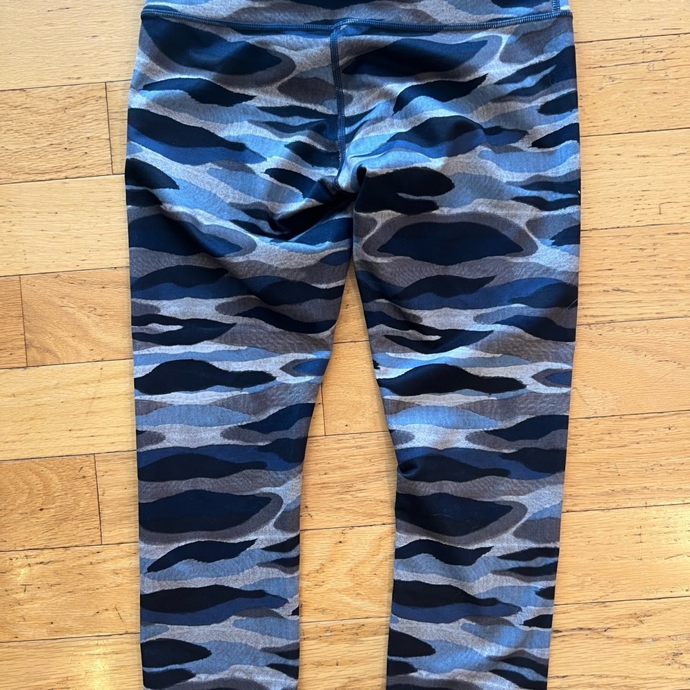 Lululemon legging capri blue camo size 8